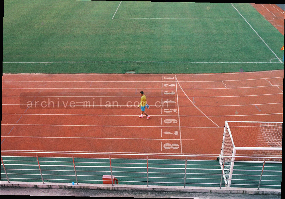 同一球场的黑白与彩色对比，体现时间跨度